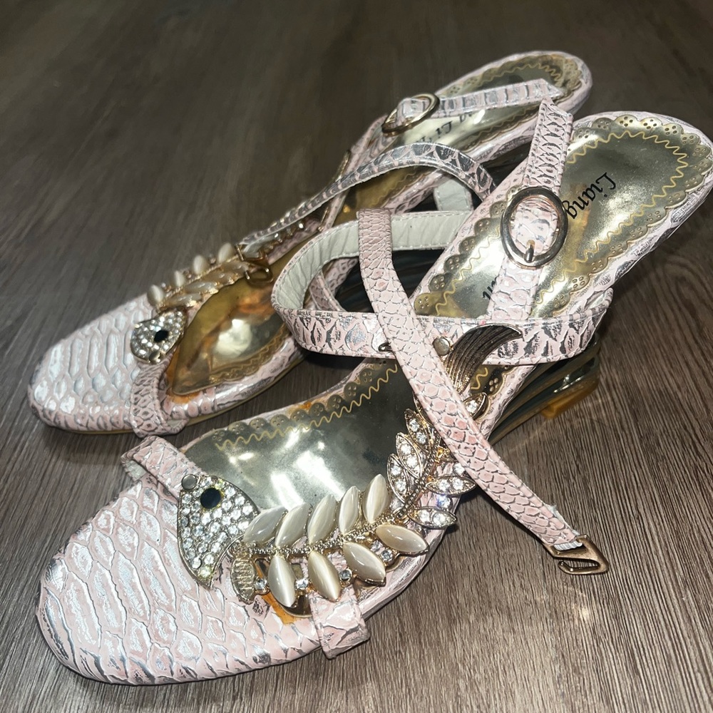 Liang Li Yi Xian Bedazzled Koi Fish Wedge: FREE SHIPPING! GREAT CONDITION!